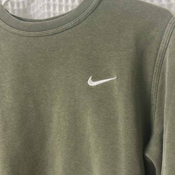 Nike Swoosh Embroidered Sweatshirt Size M Green Pullover Long Sleeves Crewneck - Picture 2 of 8